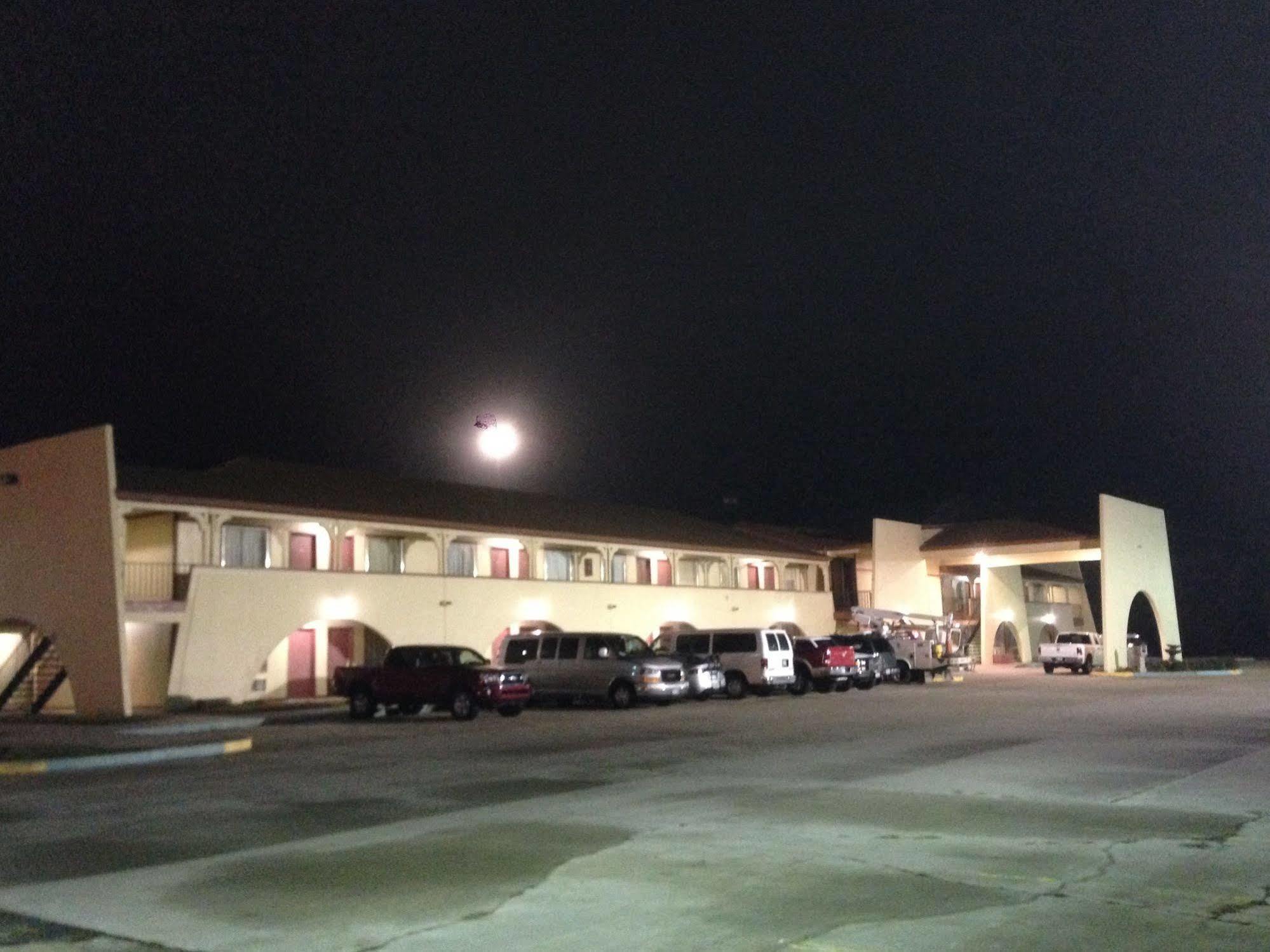 Hometown Inn And Suites Elk City Esterno foto